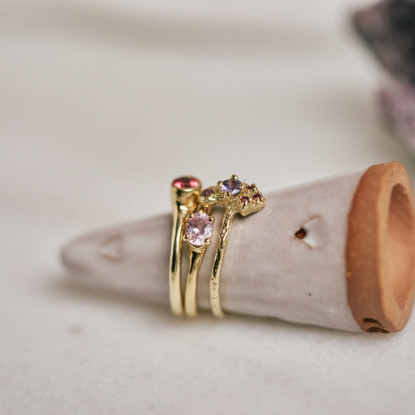 Ring met roze ovale saffier