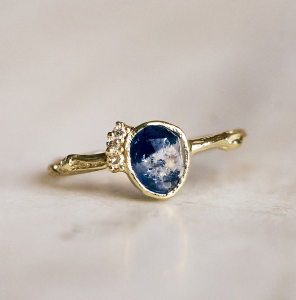 Ring met saffier en diamantjes