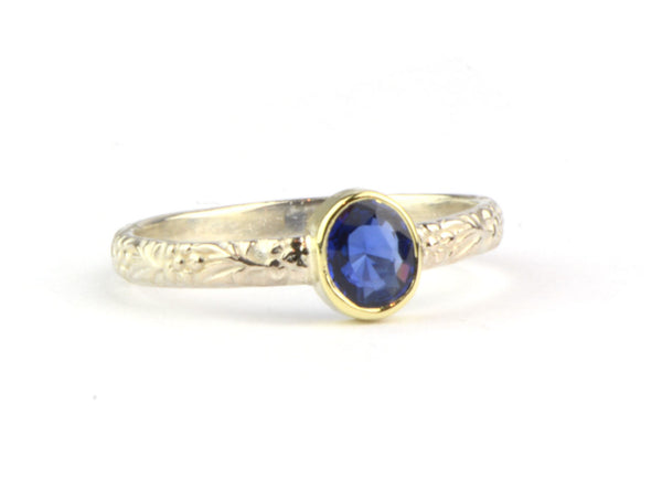 Ring van zilver met saffier in goud gezet