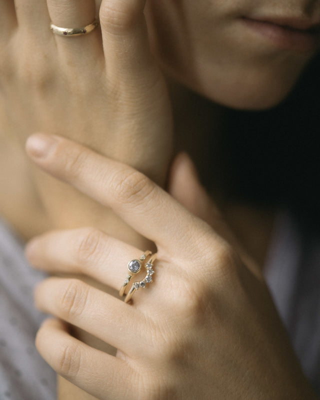 Elegante ring met grijze saffier en diamantjes