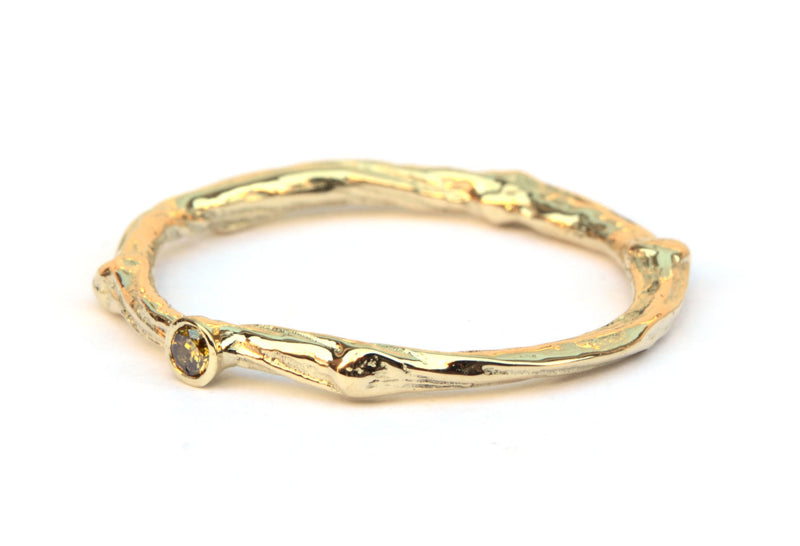 Fijne twig ring met olive green diamant