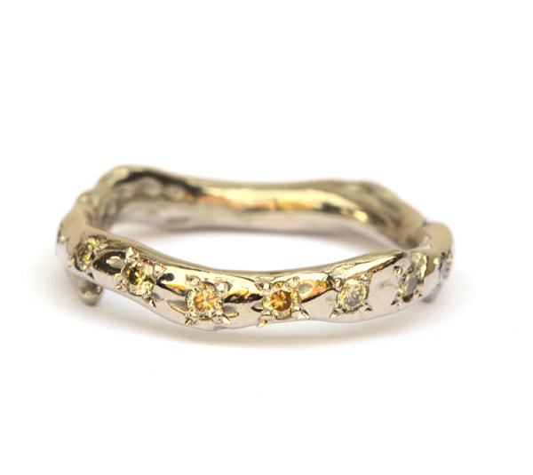 Koraalring in palladiumwitgoud met olive green diamanten