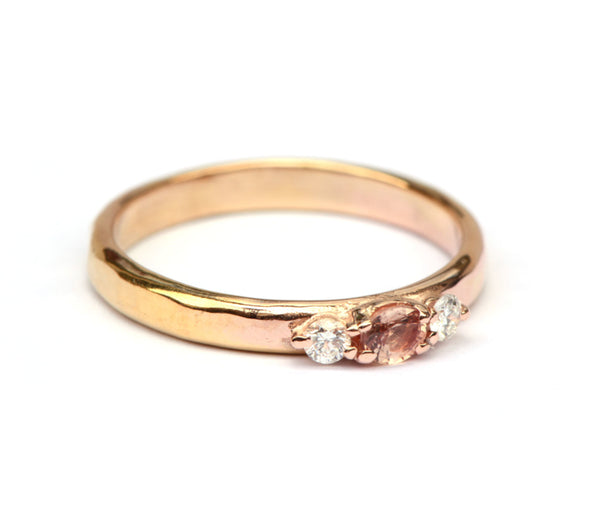 Ring van 14krt rosegoud met roze saffier en diamant
