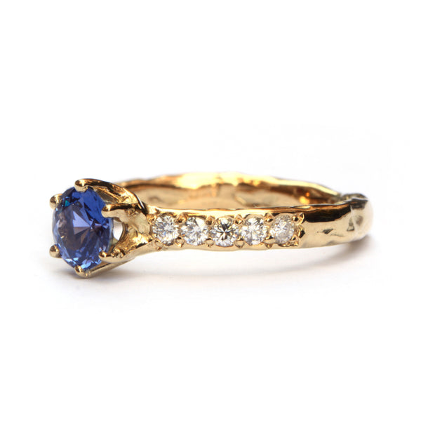 Grillige ring met saffier en diamant