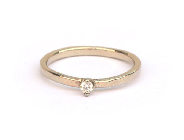 Witgouden gehamerde ring met diamant