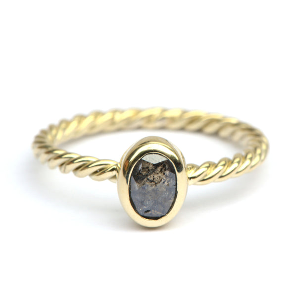 Ring met ovale salt and pepper diamant