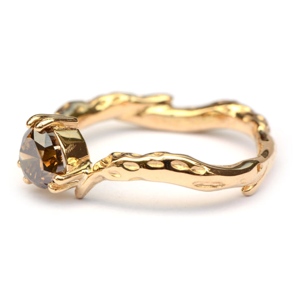 Koraalring met brown diamant