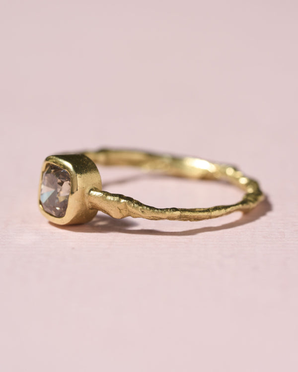 Ring met cushion cut brown diamant