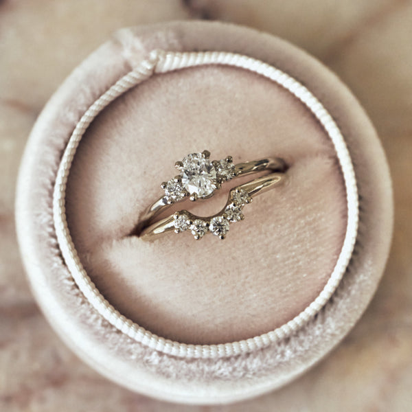 Klassieke witgouden ring met drie diamanten