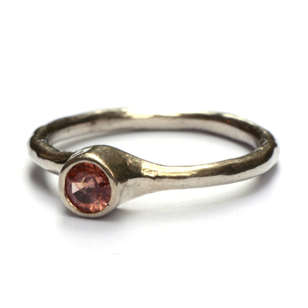 Ring met warme spinel