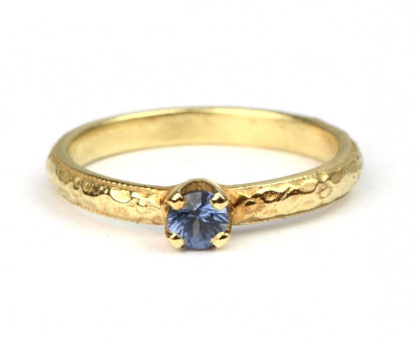Ring met bloemenpatroon en lichtblauwe saffier