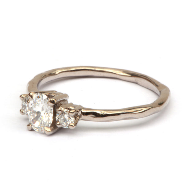 Klassieke witgouden ring met drie diamanten