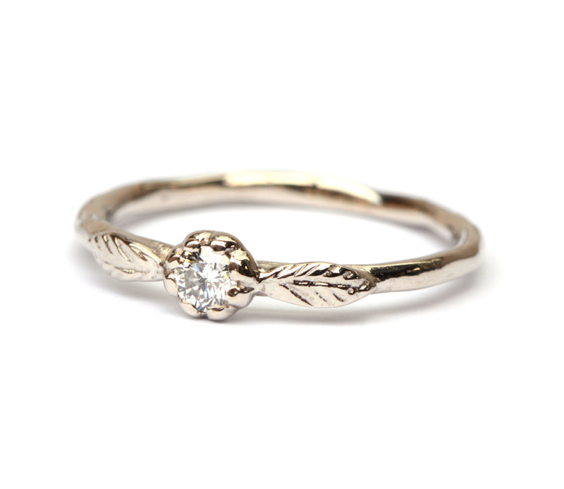 Witgouden ring met diamant in bloemzetting