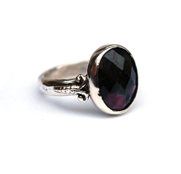 Zilveren ring met robijn zoisite