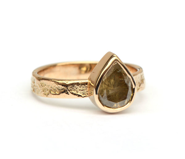Trouwring met natural green diamant