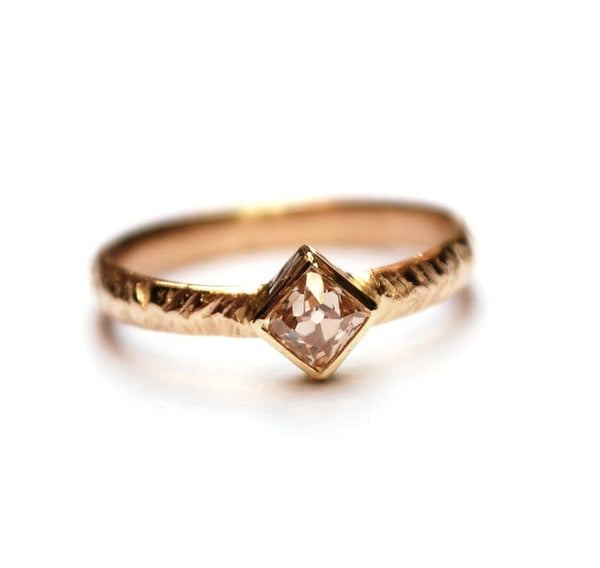 Ring met bolsjewiek geslepen diamant