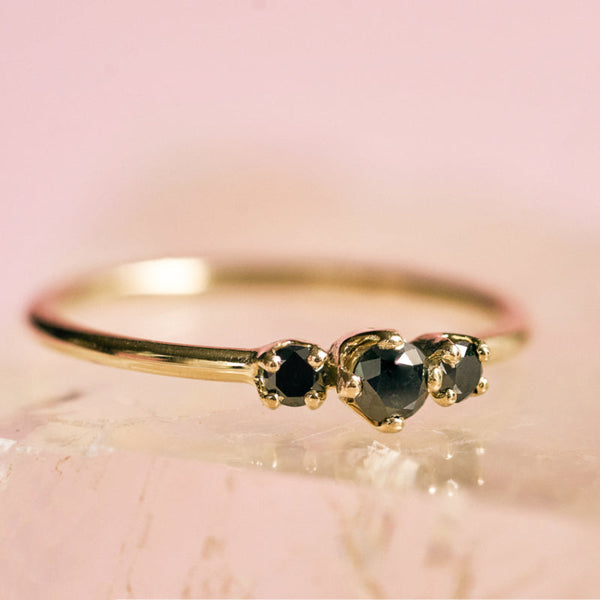 Ring met drie zwarte diamanten