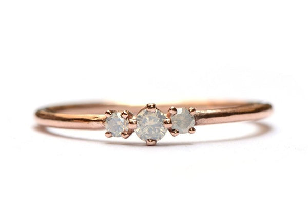 Ring met opaaldiamantjes