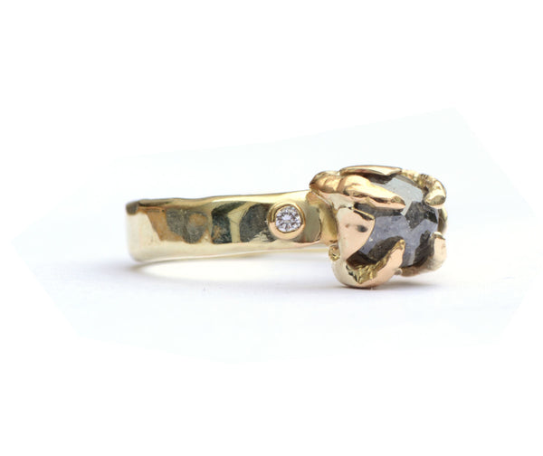 Grillige ring met donkere diamant
