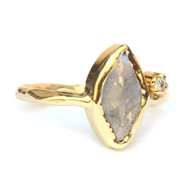 Ring met free form saffier en diamant