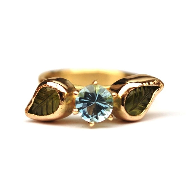 Ring met twee blaadjes en een aquamarijn