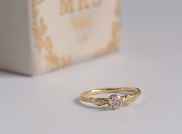 Ring met bolsjewiek diamant en blaadjes