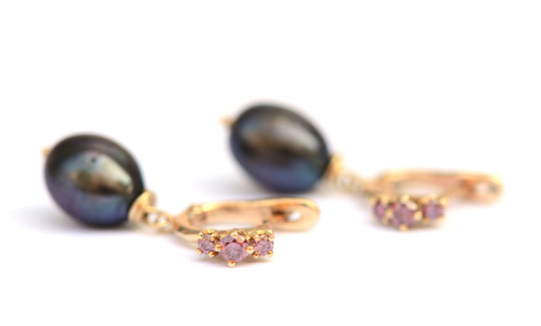 Sierlijke oorhangers met framboise diamant en parels