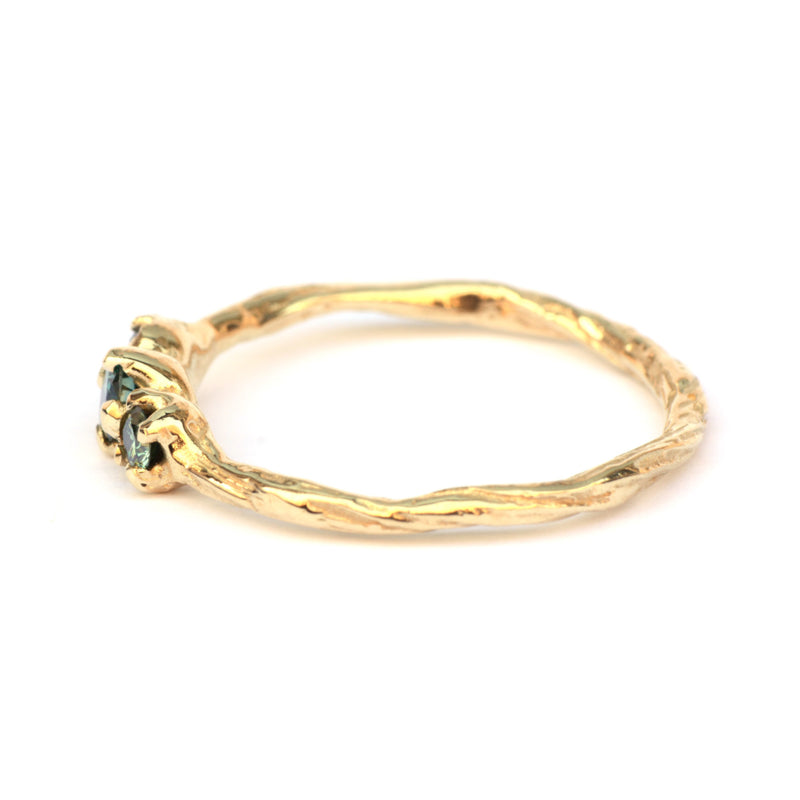 Twiggy ring met drie groene diamanten
