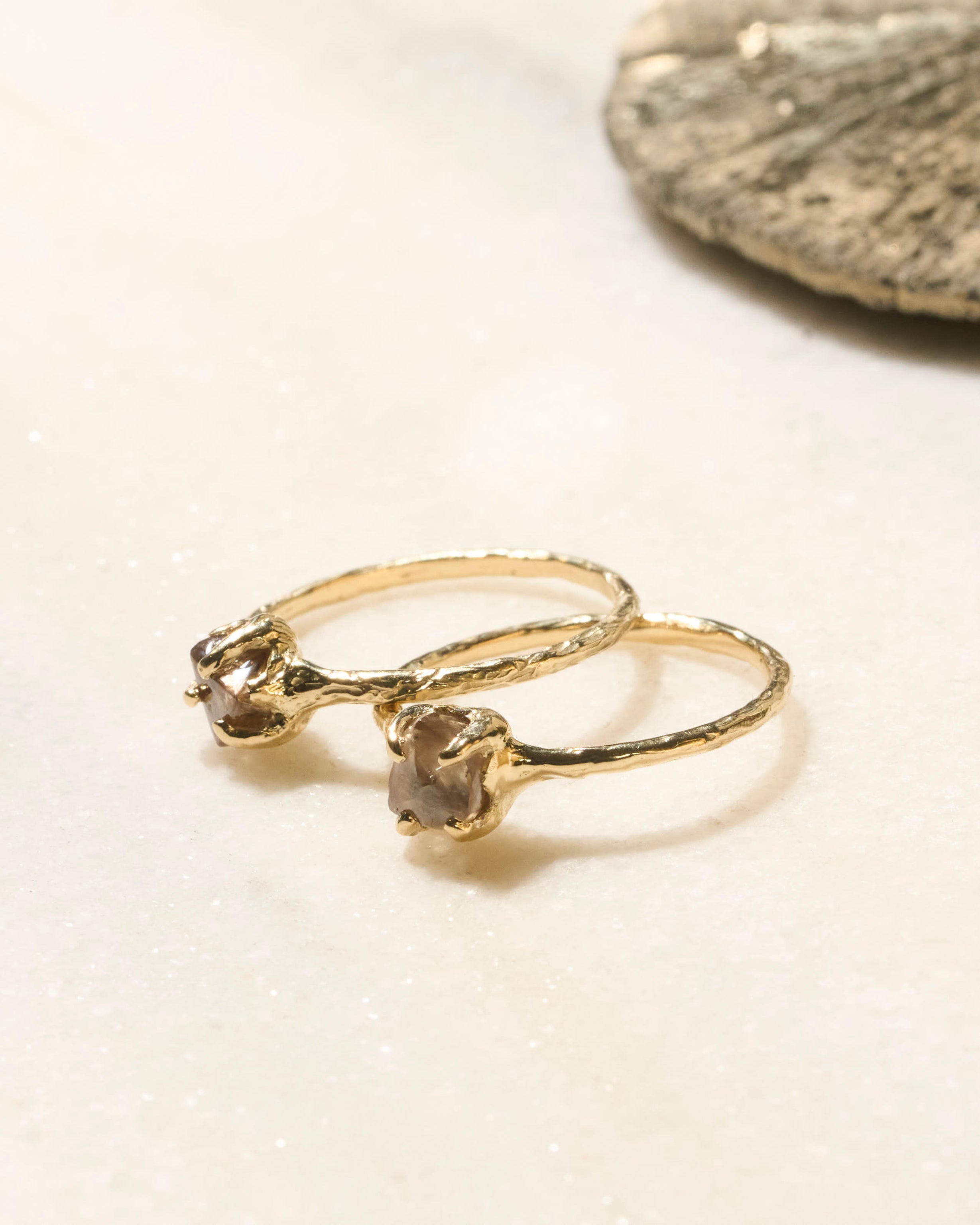 Kraaienpootjes ringen met ruwe diamant– Nadine Kieft Jewelry Amsterdam