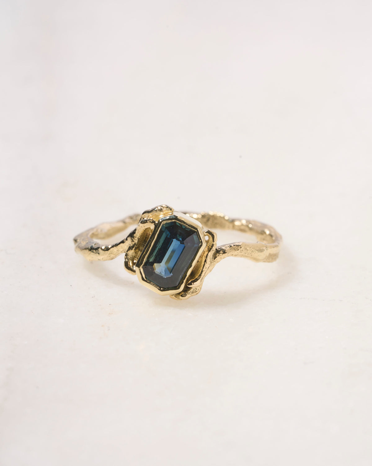 Vogelpootjesring met groenblauwe saffier– Nadine Kieft Jewelry Amsterdam
