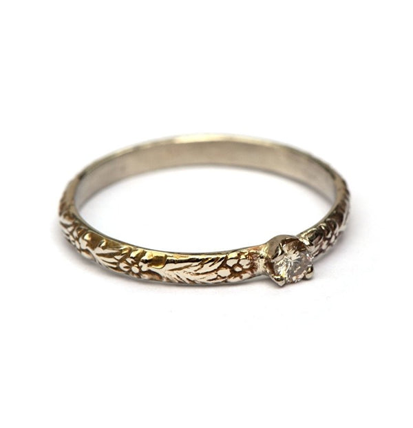 Witgouden bloemenring met fancy diamant