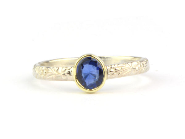 Ring van zilver met saffier in goud gezet