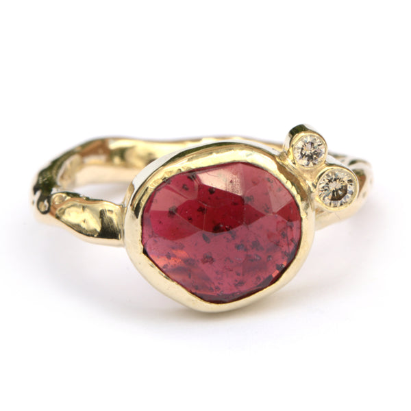 Ring met granaat en diamant