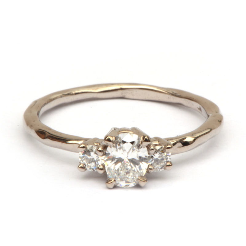 Klassieke witgouden ring met drie diamanten
