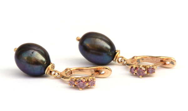 Sierlijke oorhangers met framboise diamant en parels