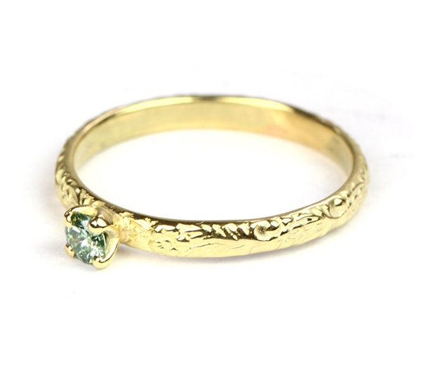 Smalle bloemenring met mintgroene diamant