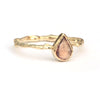 Ring met roze druppelvormige saffier