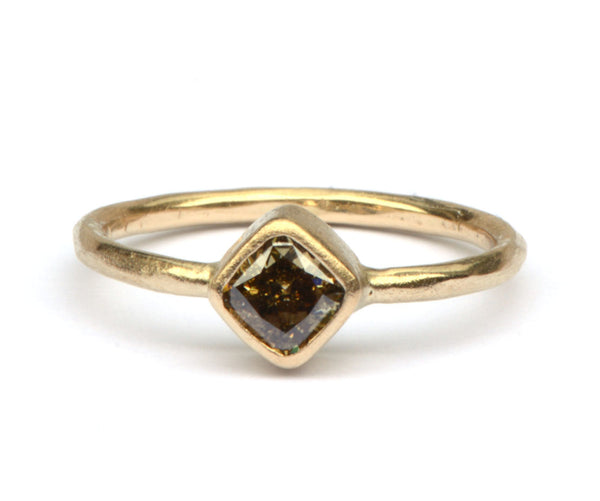 Verlovingsring met fancy brown carré diamant