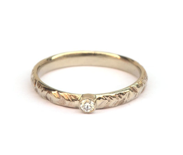 Witgouden ring met v-motief en diamant