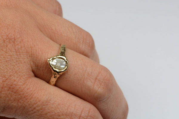 Ring met druppelvormige diamant