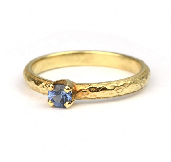 Ring met bloemenpatroon en lichtblauwe saffier