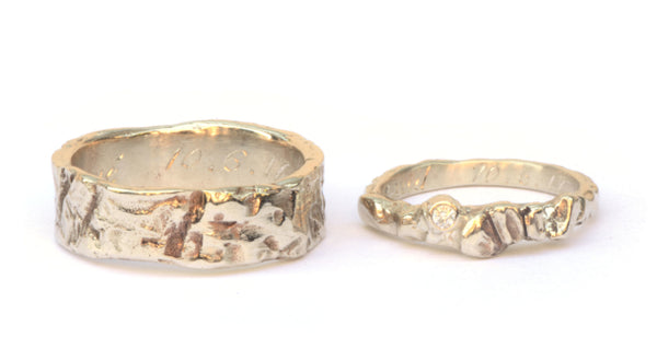 Trouwringenset met ruwe structuur en diamant