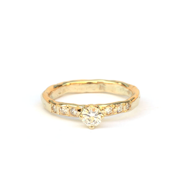 Ring met moissanite
