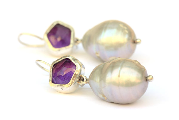 Zilveren oorhangers met amethyst en baroque parels