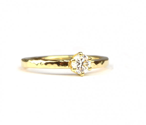 Verlovingsring gehamerd met diamant