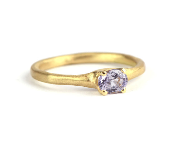 Ring met lavendelkleurige saffier