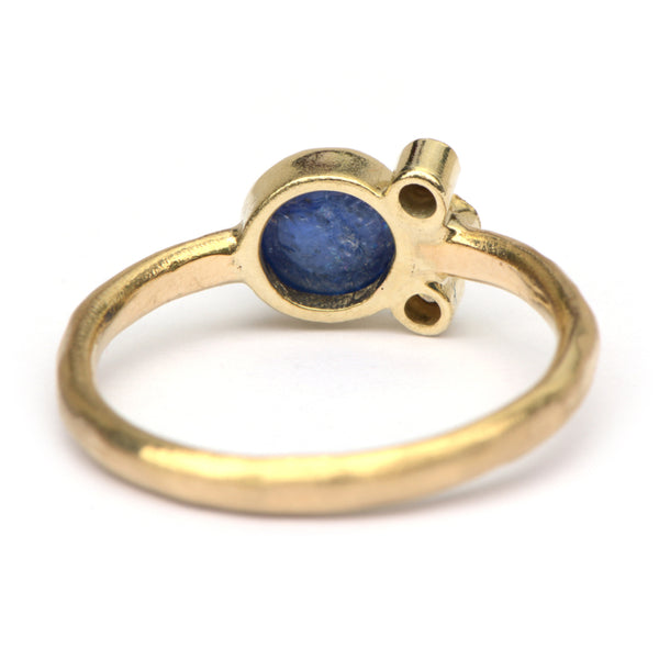 Ring met ronde saffier en diamantjes