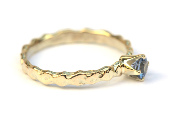 Ring met blauwe spinel