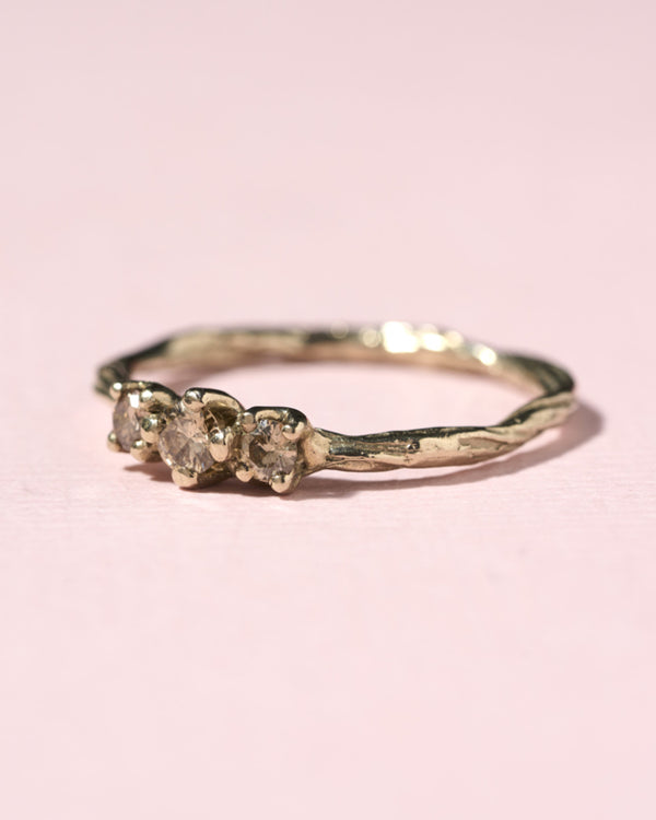 Grillige twig ring met drie bruine diamanten