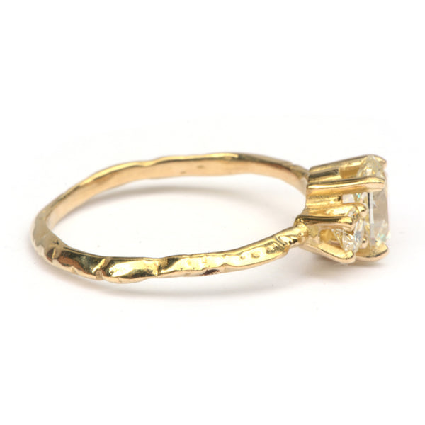 Ring met drie grote diamanten